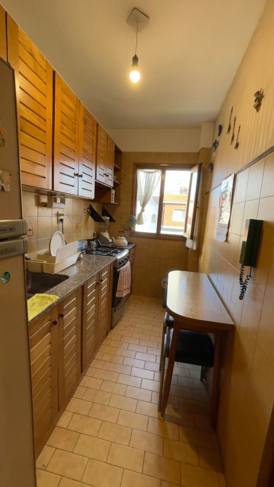 Venta- Departamento tres ambientes con cochera, a la calle.
