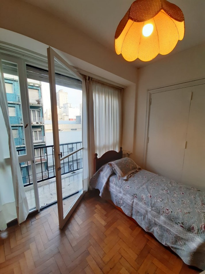 Venta- Departamento cuatro ambientes con dependencia de servicio.