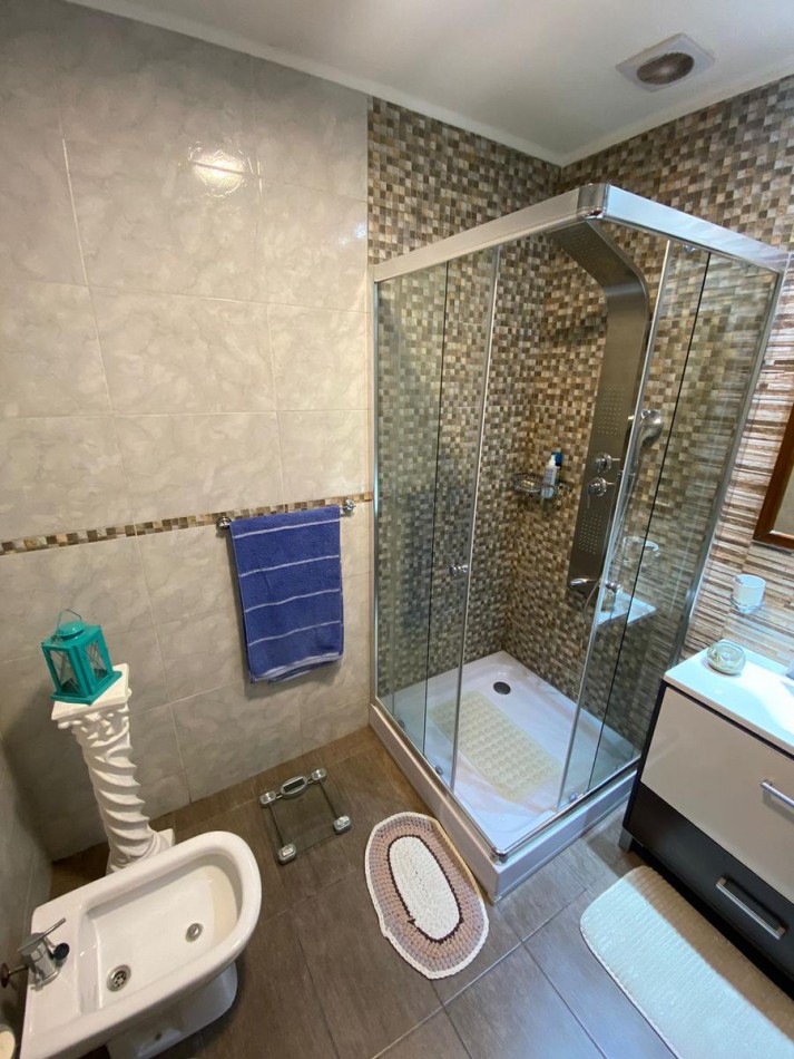 Venta- Casa tres ambientes con garaje doble y quincho.