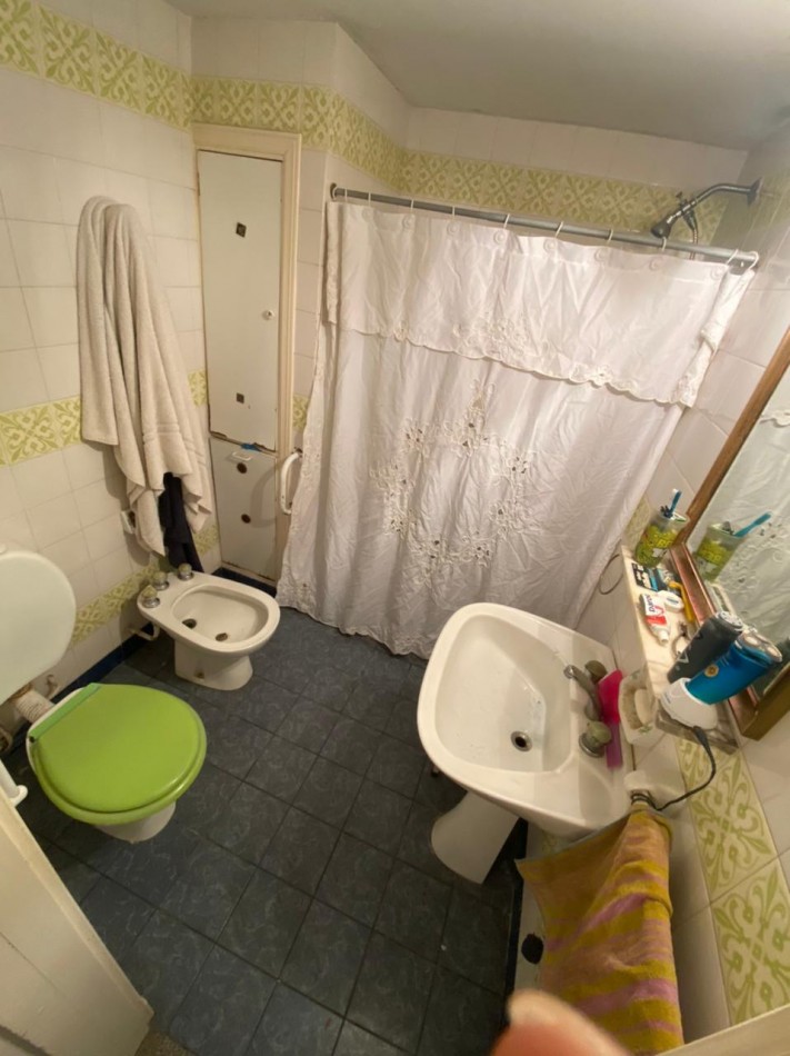Venta- Casa cinco ambientes a 100 mts. del Parque San Martin.