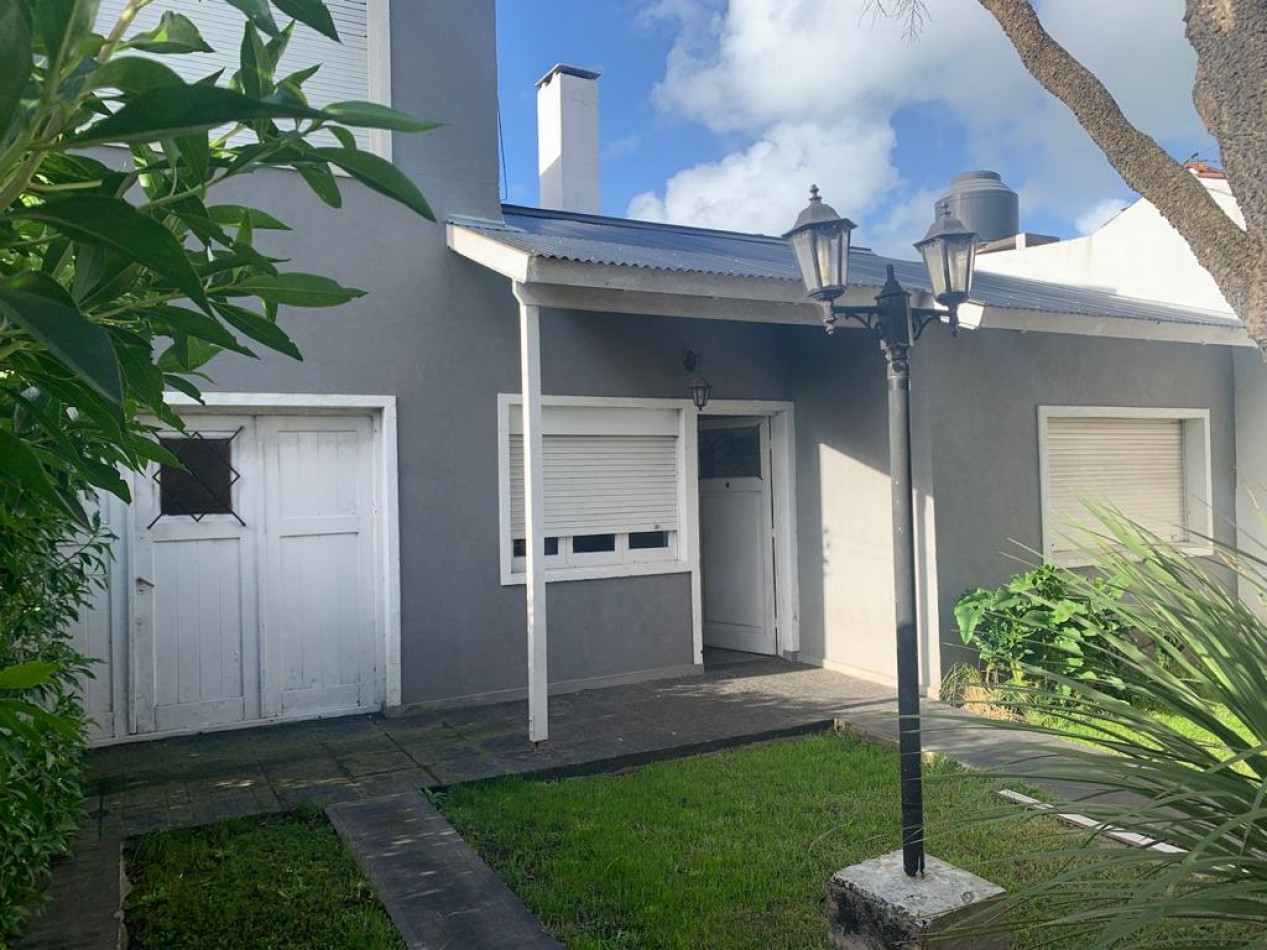 Venta- Casa con jardin, pileta y departamento de dos ambientes.