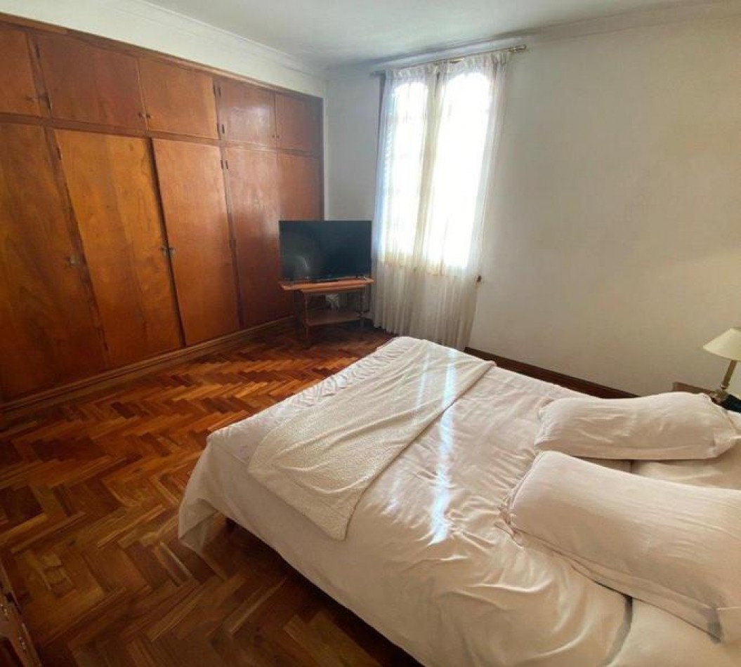 Venta- Chalet cuatro ambientes con jardin. 