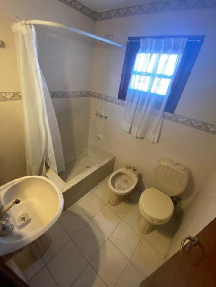 Venta- Chalet cuatro ambientes con jardin. 