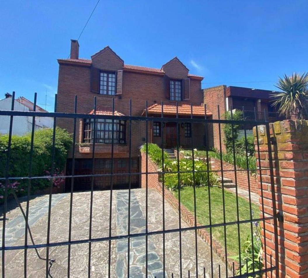 Venta- Chalet cuatro ambientes con jardin. 
