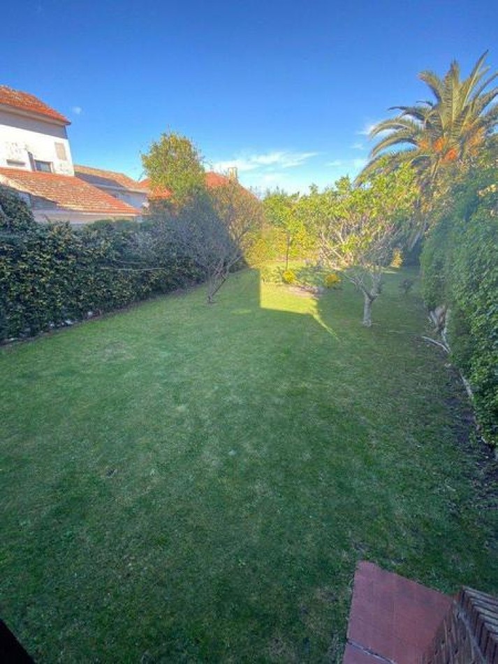 Venta- Chalet cuatro ambientes con jardin. 