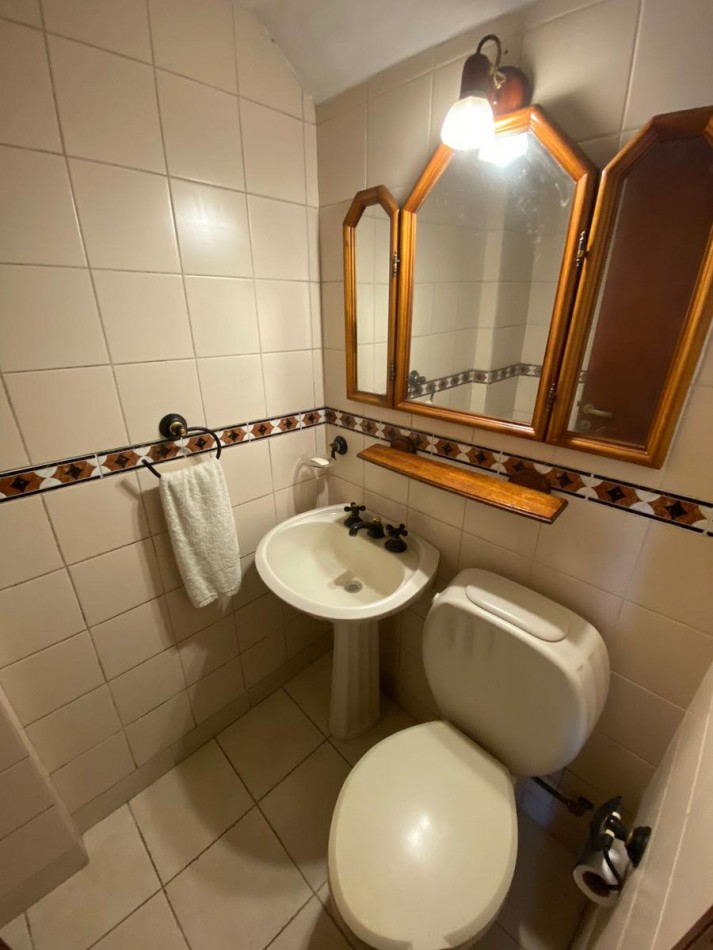 Venta- Chalet cuatro ambientes con jardin. 