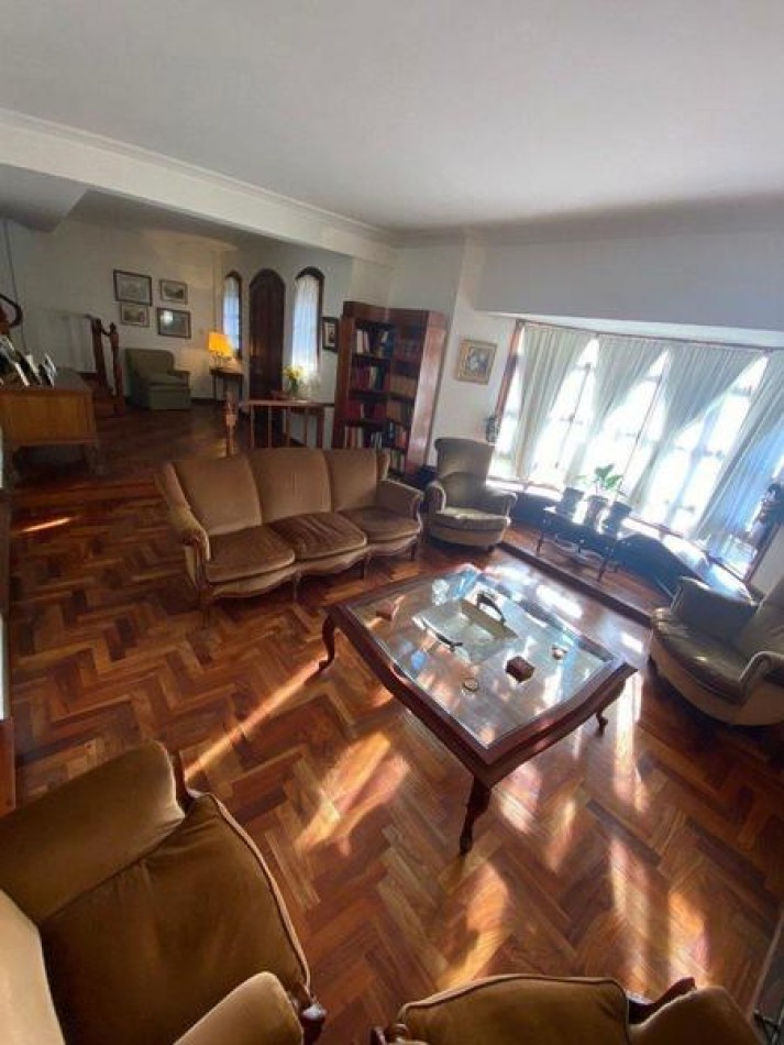 Venta- Chalet cuatro ambientes con jardin. 
