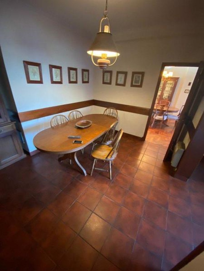 Venta- Chalet cuatro ambientes con jardin. 