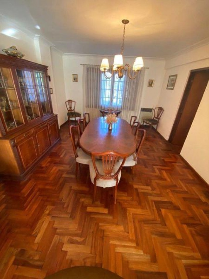 Venta- Chalet cuatro ambientes con jardin. 
