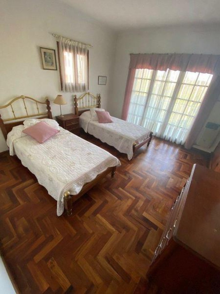 Venta- Chalet cuatro ambientes con jardin. 