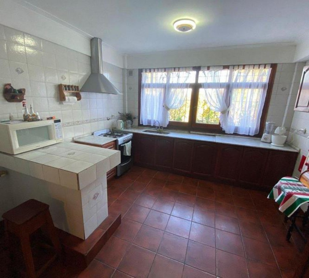 Venta- Chalet cuatro ambientes con jardin. 