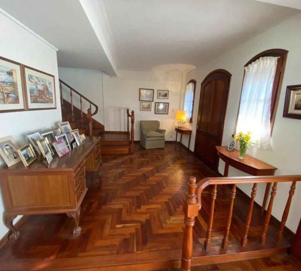 Venta- Chalet cuatro ambientes con jardin. 