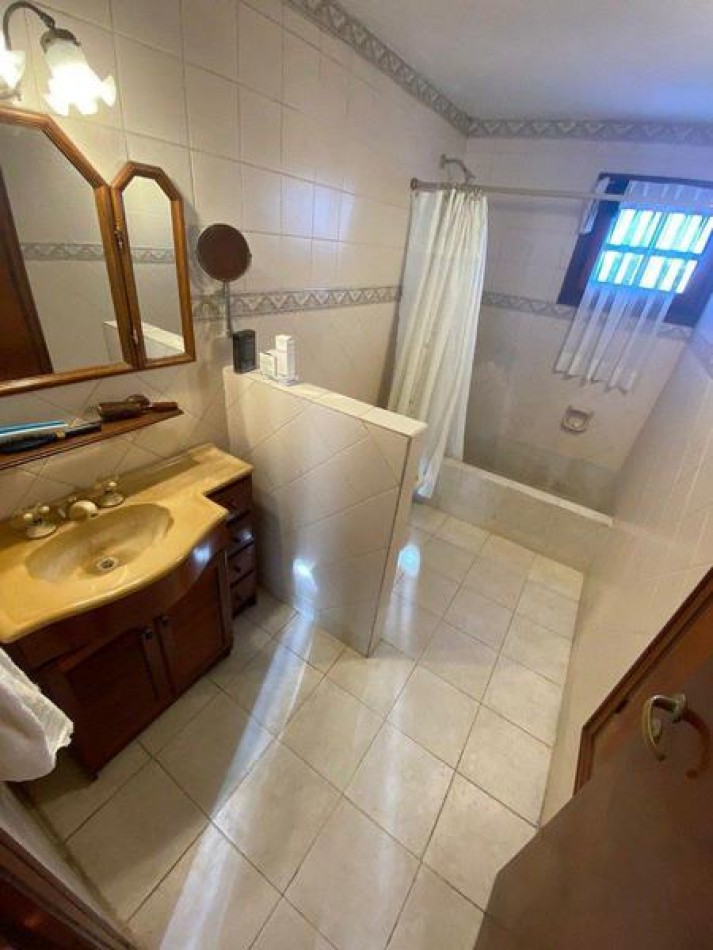 Venta- Chalet cuatro ambientes con jardin. 
