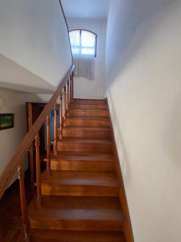 Venta- Chalet cuatro ambientes con jardin. 