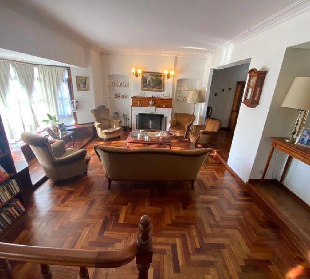 Venta- Chalet cuatro ambientes con jardin. 