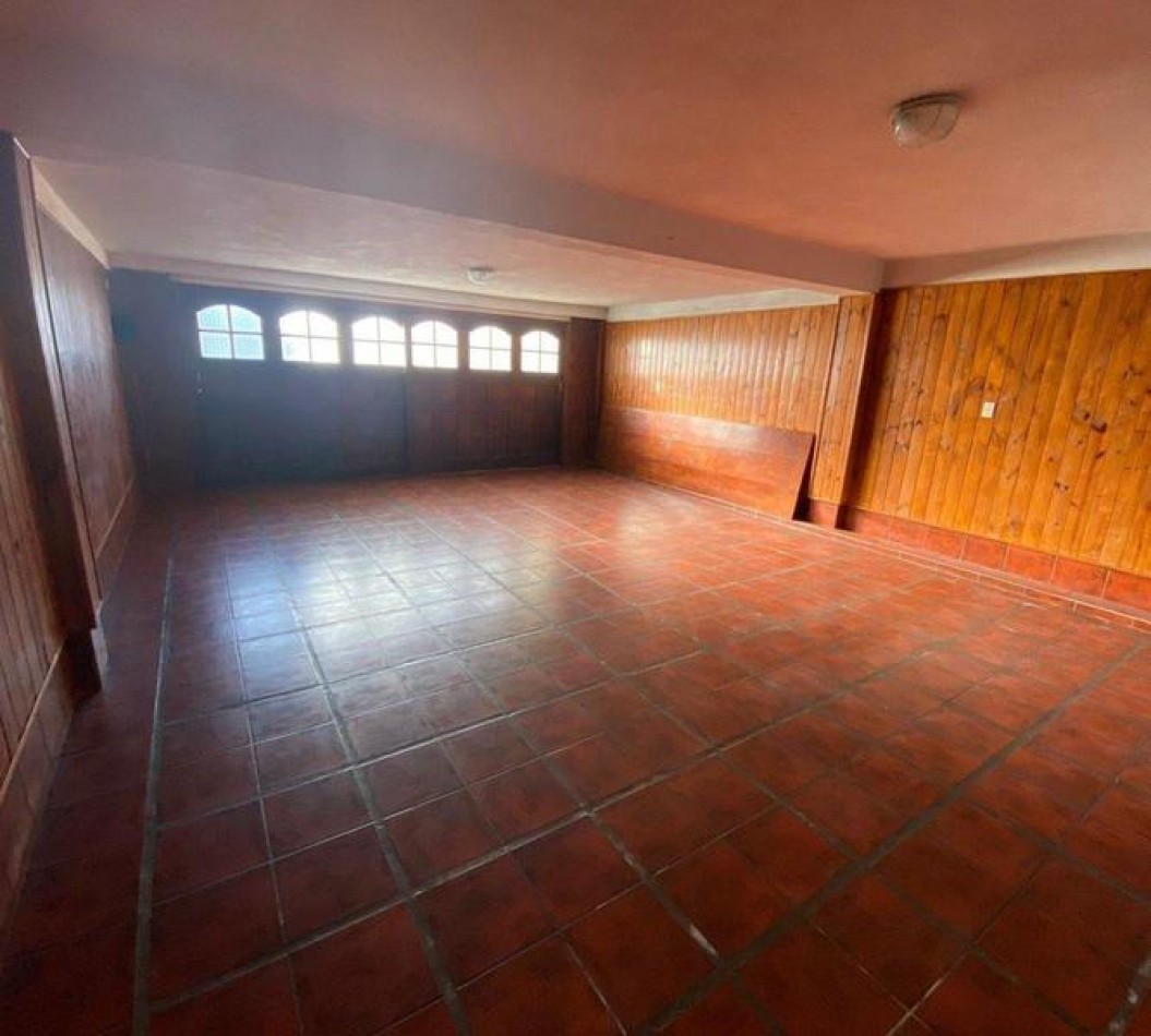 Venta- Chalet cuatro ambientes con jardin. 