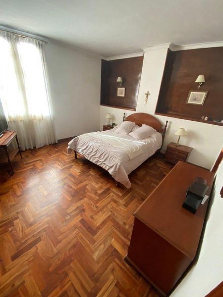 Venta- Chalet cuatro ambientes con jardin. 