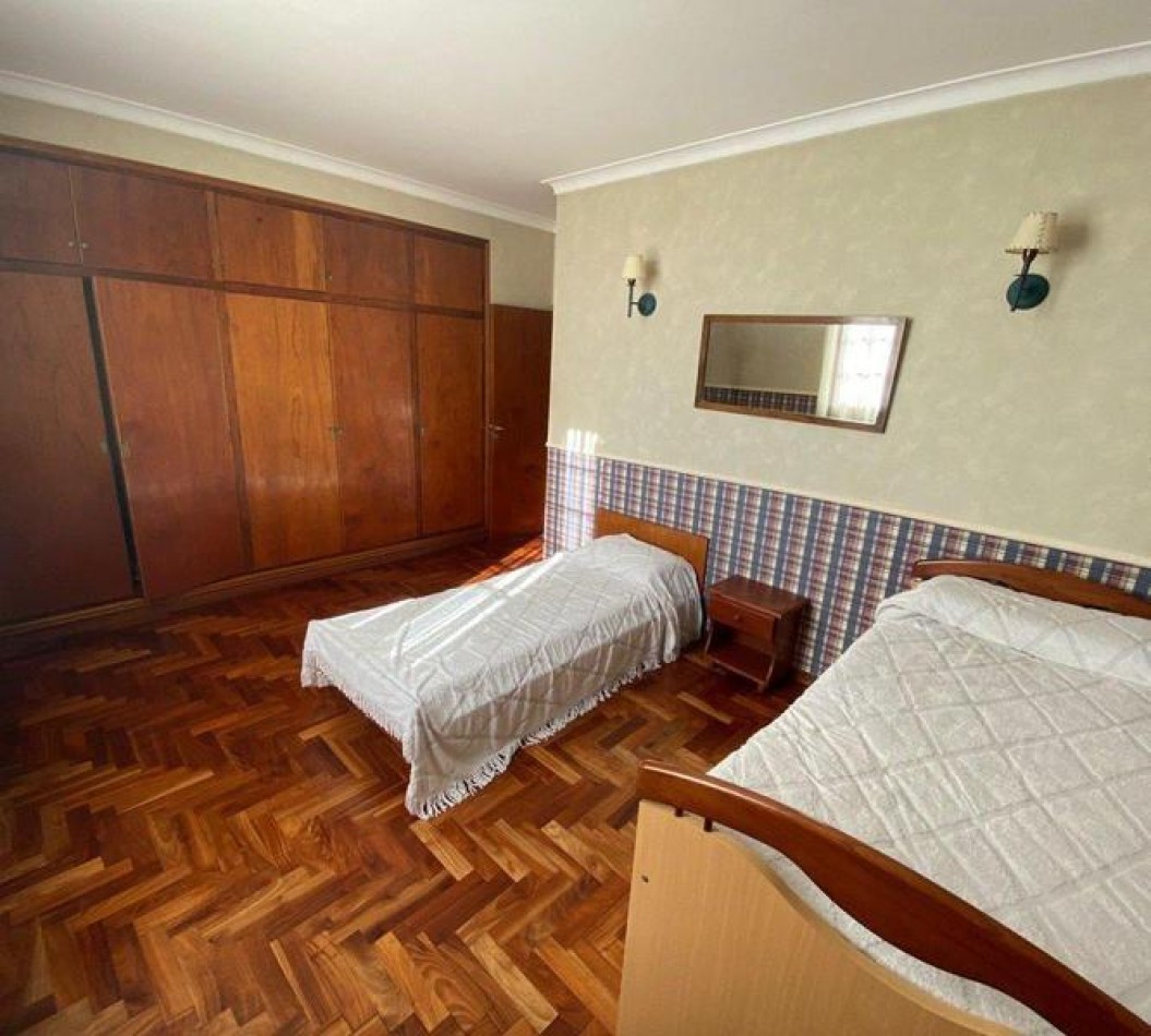 Venta- Chalet cuatro ambientes con jardin. 
