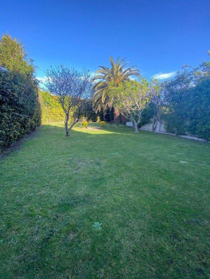 Venta- Chalet cuatro ambientes con jardin. 