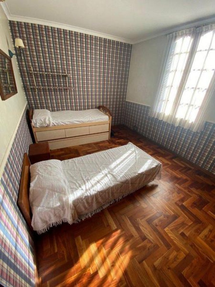 Venta- Chalet cuatro ambientes con jardin. 
