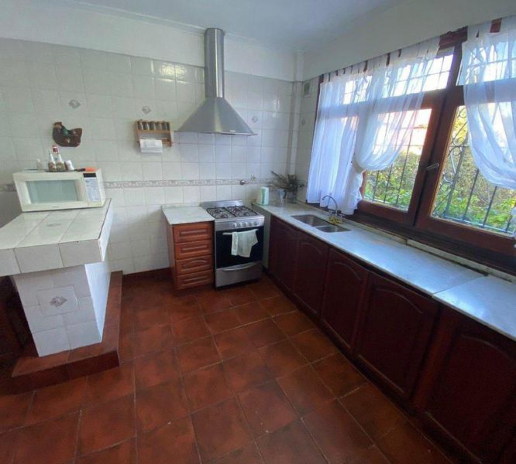 Venta- Chalet cuatro ambientes con jardin. 