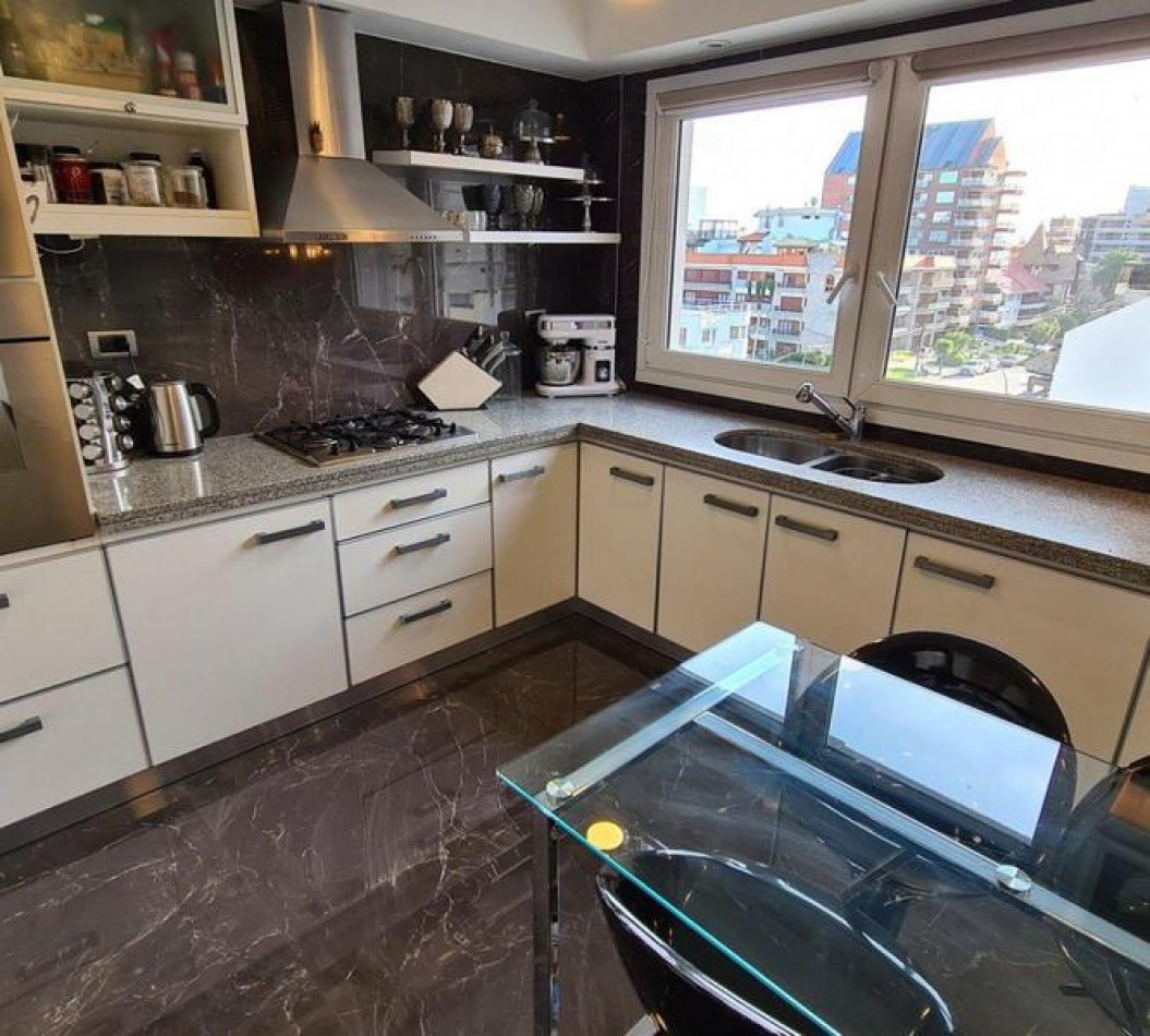 Venta- Piso cuatro ambientes en edificio Magna. 