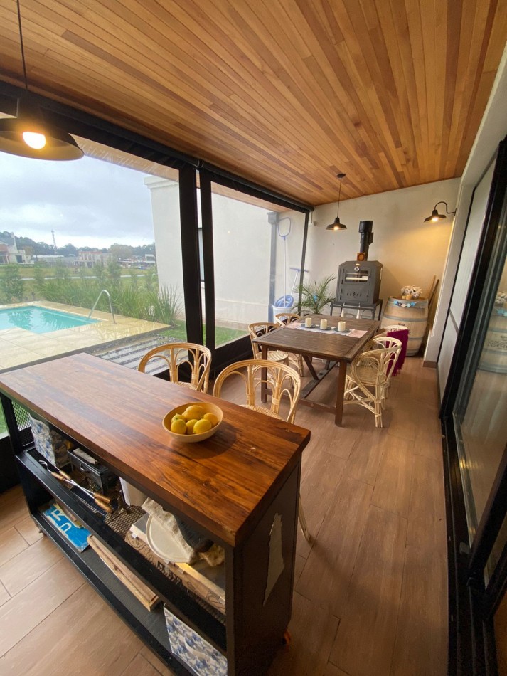 Venta- Casa cuatro ambientes, con pileta climatizada en Rumenco Joven. 