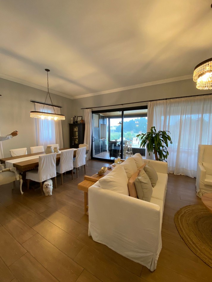 Venta- Casa cuatro ambientes, con pileta climatizada en Rumenco Joven. 