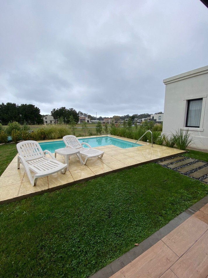 Venta- Casa cuatro ambientes, con pileta climatizada en Rumenco Joven. 