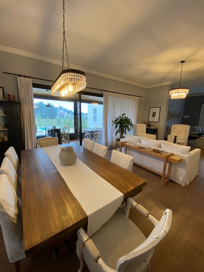 Venta- Casa cuatro ambientes, con pileta climatizada en Rumenco Joven. 