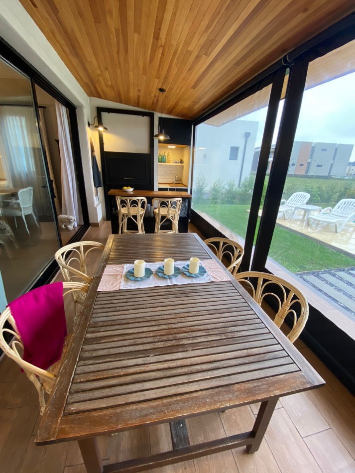 Venta- Casa cuatro ambientes, con pileta climatizada en Rumenco Joven. 
