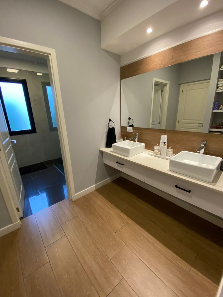 Venta- Casa cuatro ambientes, con pileta climatizada en Rumenco Joven. 