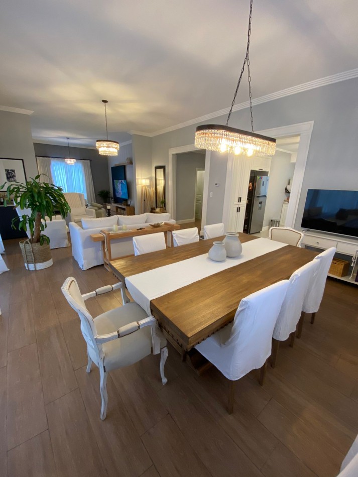 Venta- Casa cuatro ambientes, con pileta climatizada en Rumenco Joven. 