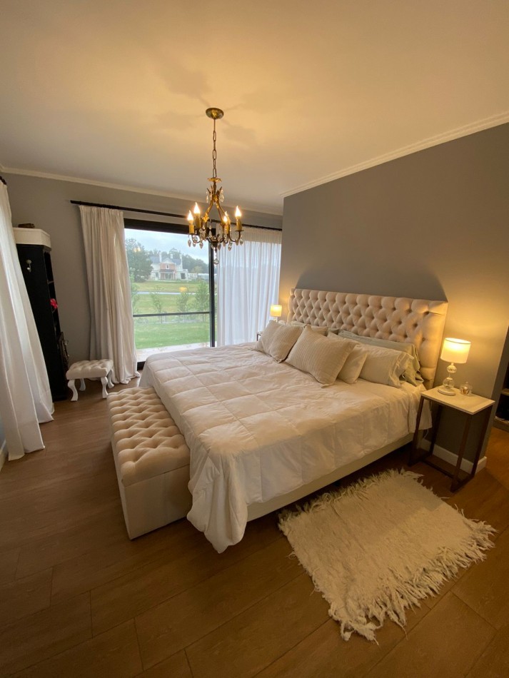 Venta- Casa cuatro ambientes, con pileta climatizada en Rumenco Joven. 