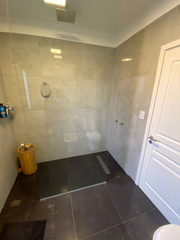 Venta- Casa cuatro ambientes, con pileta climatizada en Rumenco Joven. 