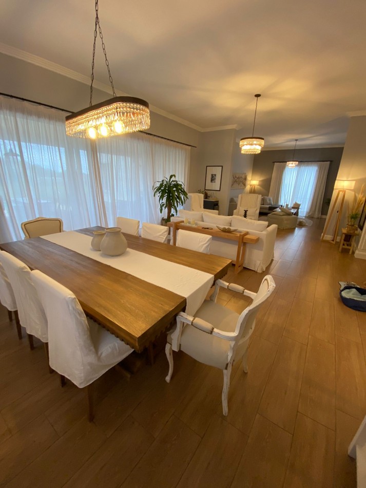 Venta- Casa cuatro ambientes, con pileta climatizada en Rumenco Joven. 