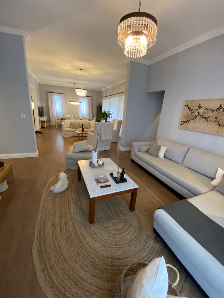 Venta- Casa cuatro ambientes, con pileta climatizada en Rumenco Joven. 
