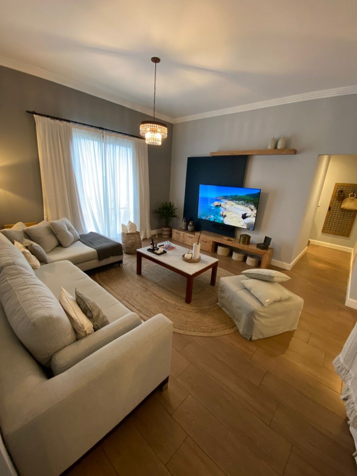 Venta- Casa cuatro ambientes, con pileta climatizada en Rumenco Joven. 
