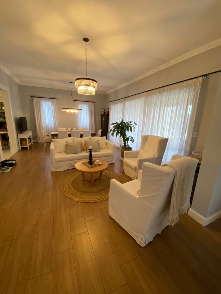Venta- Casa cuatro ambientes, con pileta climatizada en Rumenco Joven. 