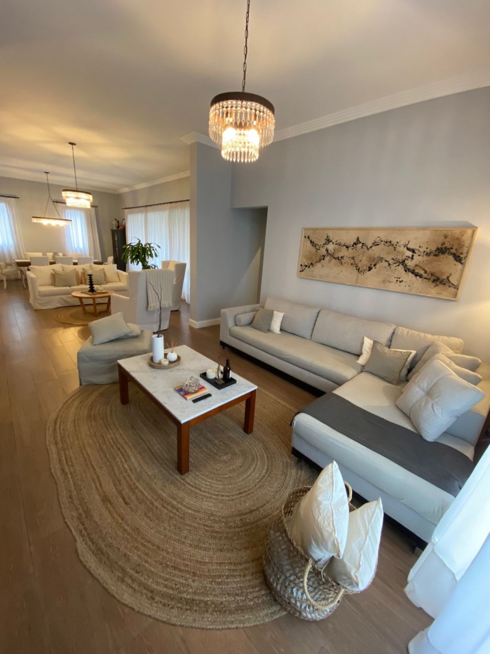 Venta- Casa cuatro ambientes, con pileta climatizada en Rumenco Joven. 