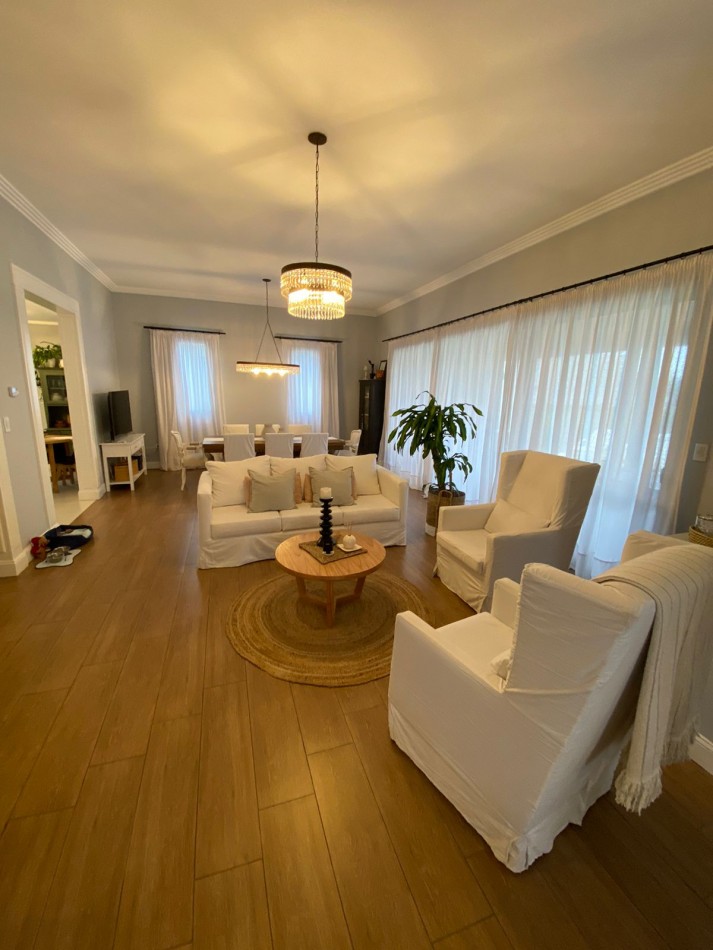Venta- Casa cuatro ambientes, con pileta climatizada en Rumenco Joven. 
