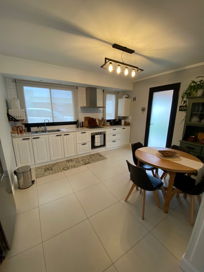 Venta- Casa cuatro ambientes, con pileta climatizada en Rumenco Joven. 