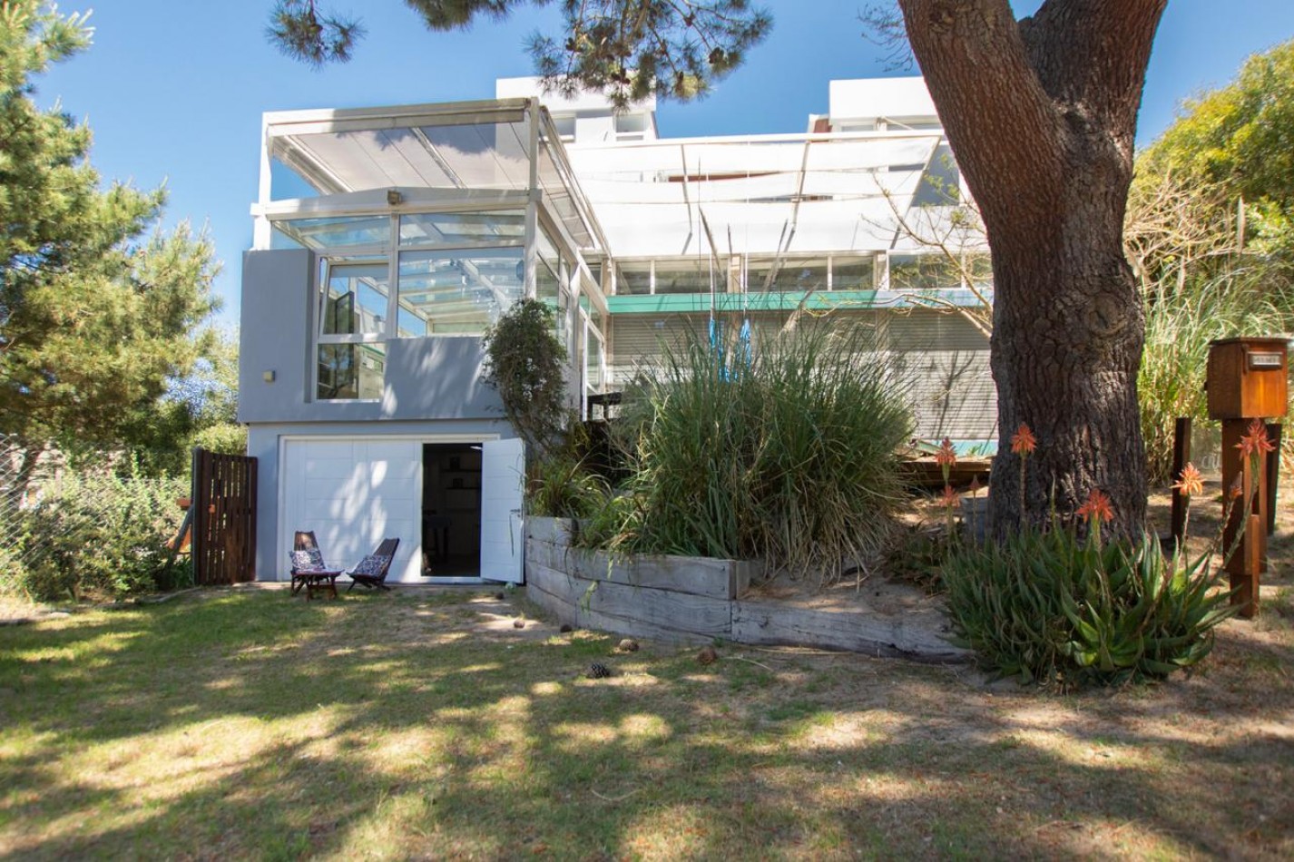 VENTA - Casa de diseño en Las Gaviotas, con departamento sobre el mismo lote.