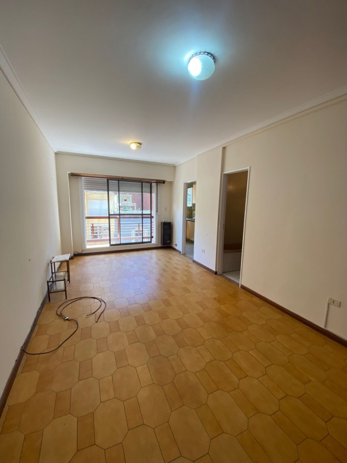Alquiler 24 meses- Departamento un ambiente con balcon a la calle.