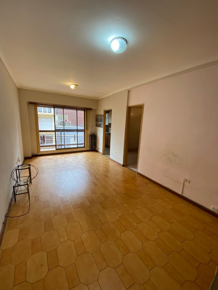 Alquiler 24 meses- Departamento un ambiente con balcon a la calle.