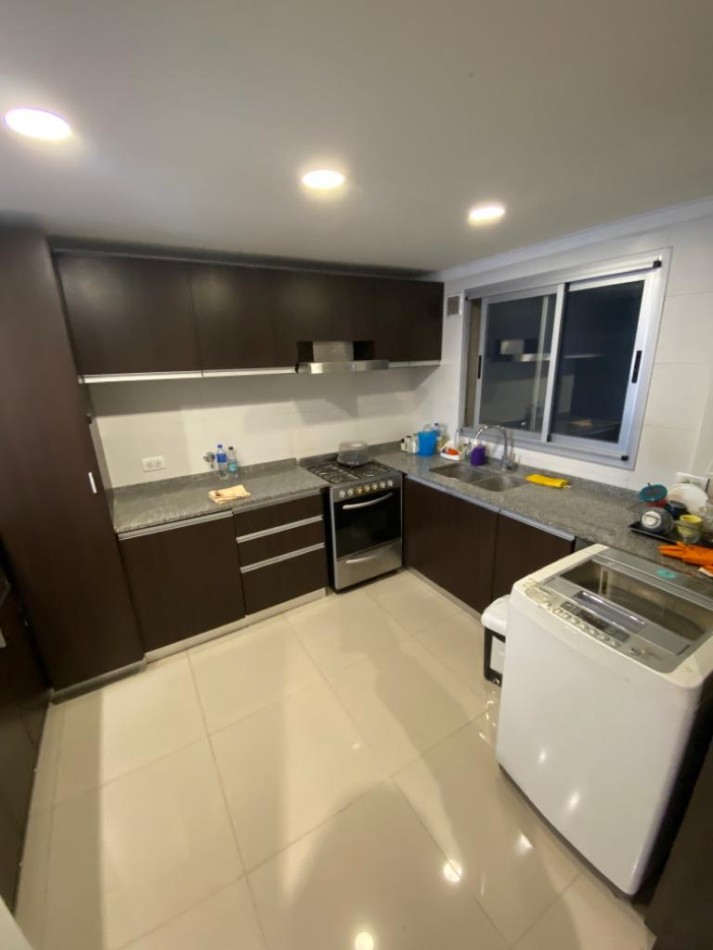 Venta- Departamento tres ambientes con escritorio y cochera. 