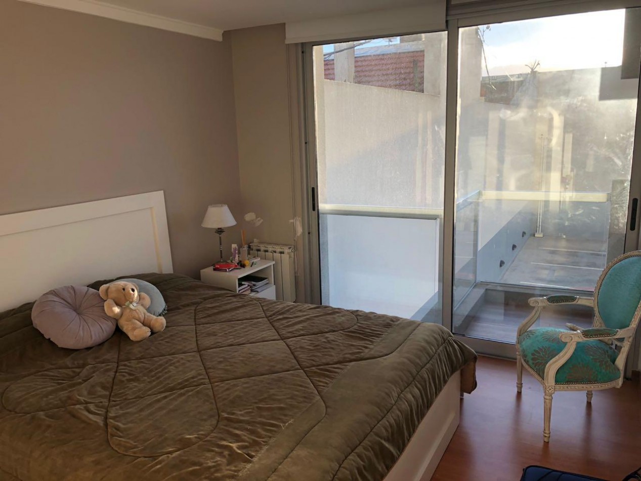 Venta- Departamento tres ambientes con escritorio y cochera. 