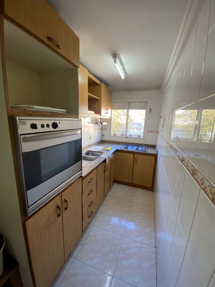 VENTA - DEPARTAMENTO DE TRES AMBIENTES A LA CALLE