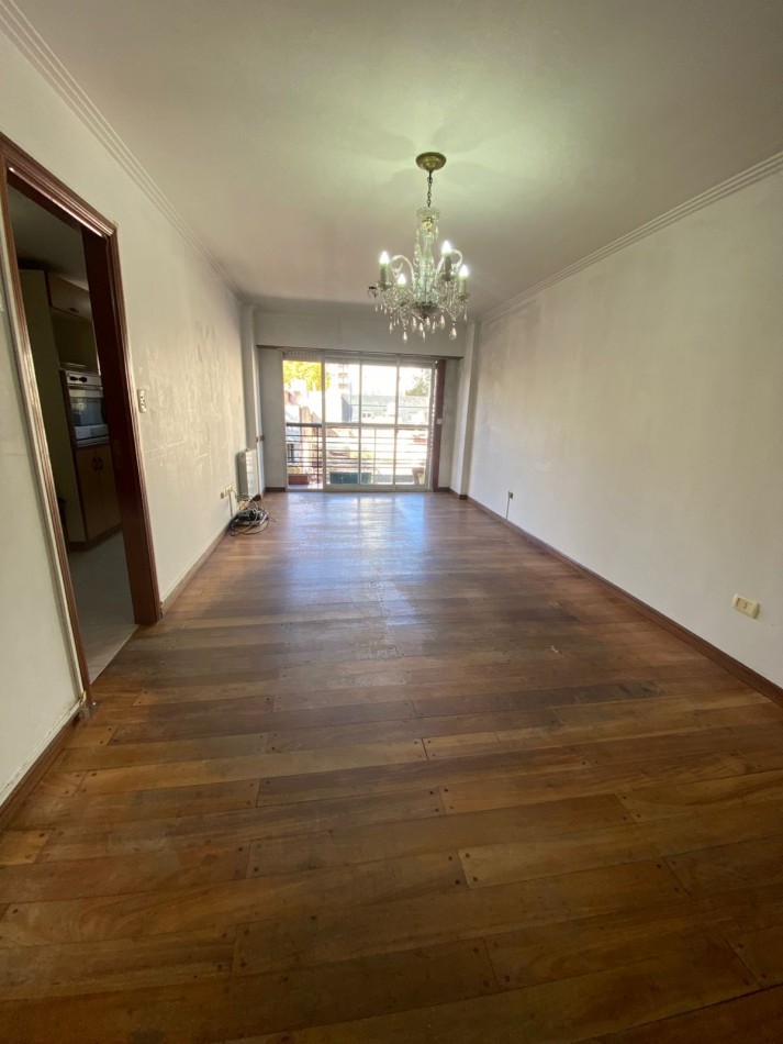 VENTA - DEPARTAMENTO DE TRES AMBIENTES A LA CALLE