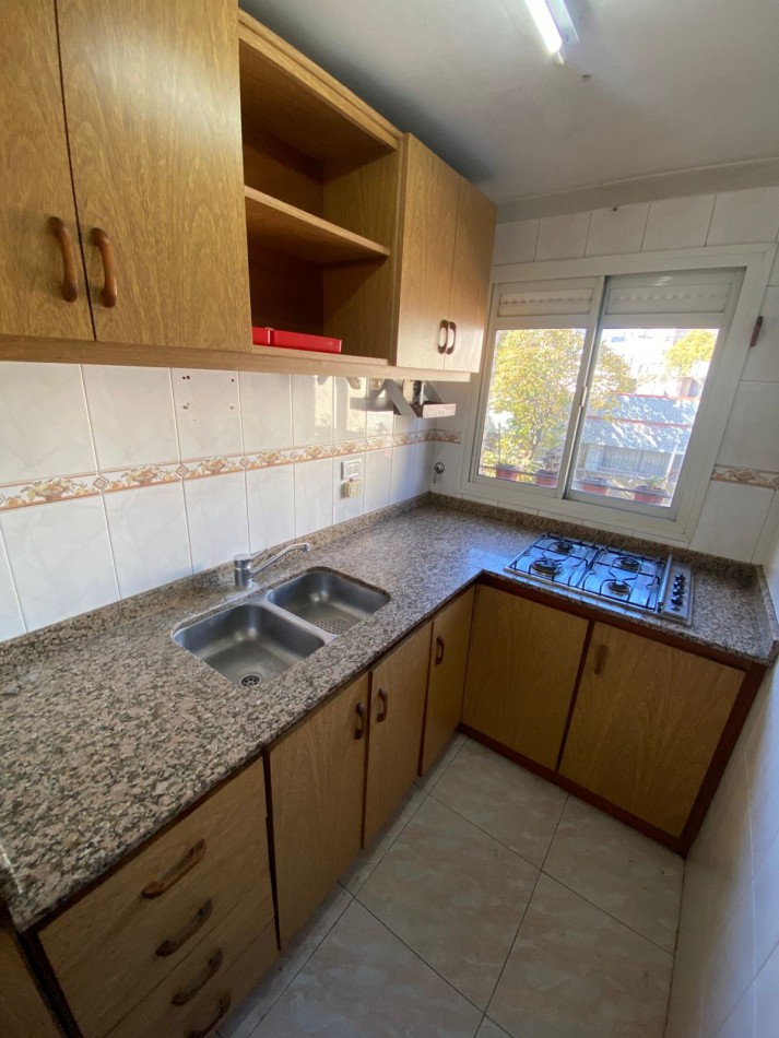 VENTA - DEPARTAMENTO DE TRES AMBIENTES A LA CALLE